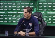 Zubeldía dispara contra gramado de jogo do Fluminense e relembra aposentadoria precoce