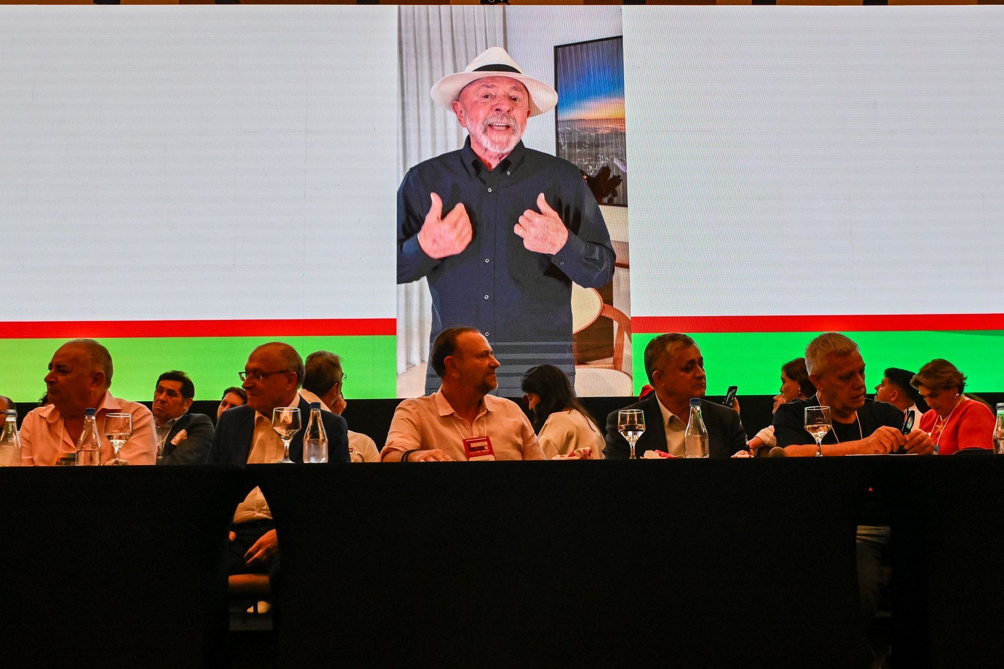 Lula diz que 'não corre atrás do adversário' e cobra PT por mobilização