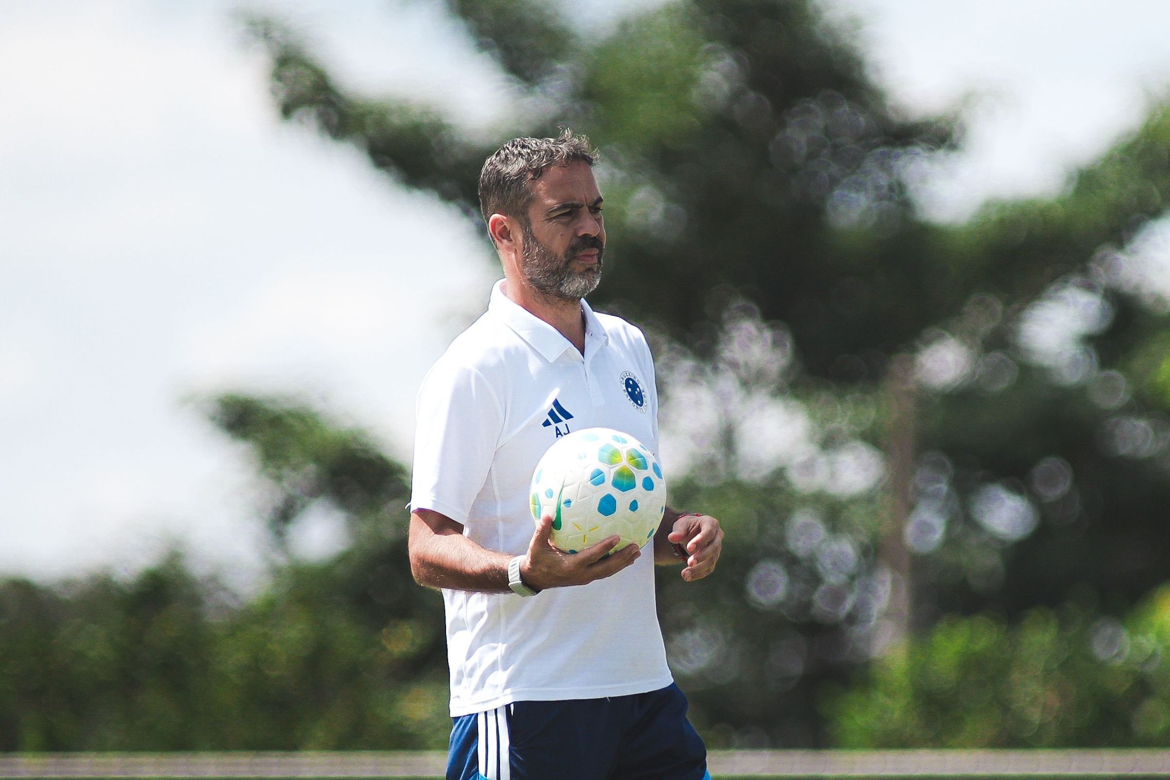 Artur Jorge pode repetir feito de compatriota no clássico entre Cruzeiro e Atlético