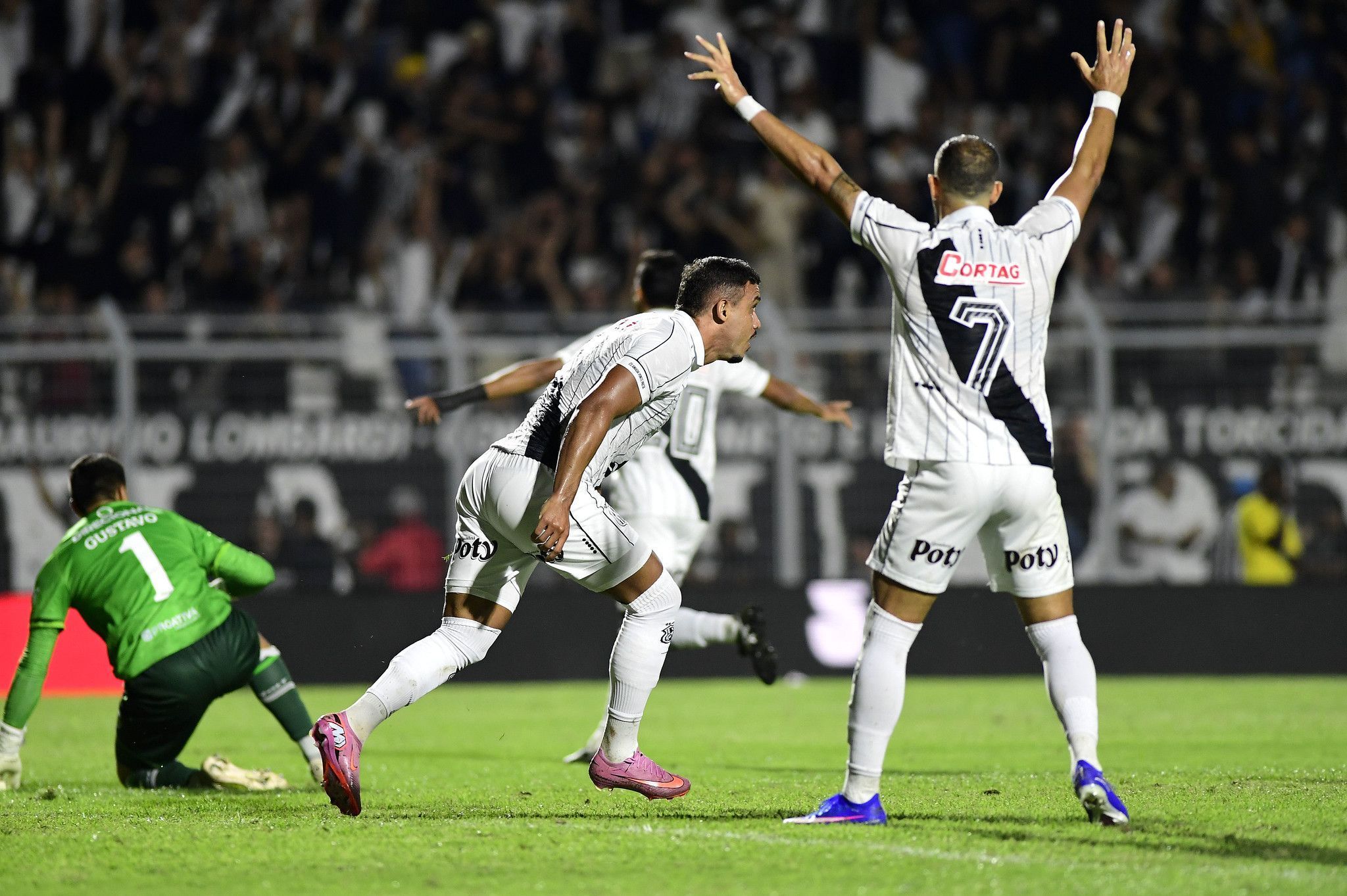 Ex-Cruzeiro decide, e América é derrotado pela Ponte em jogo da Série B