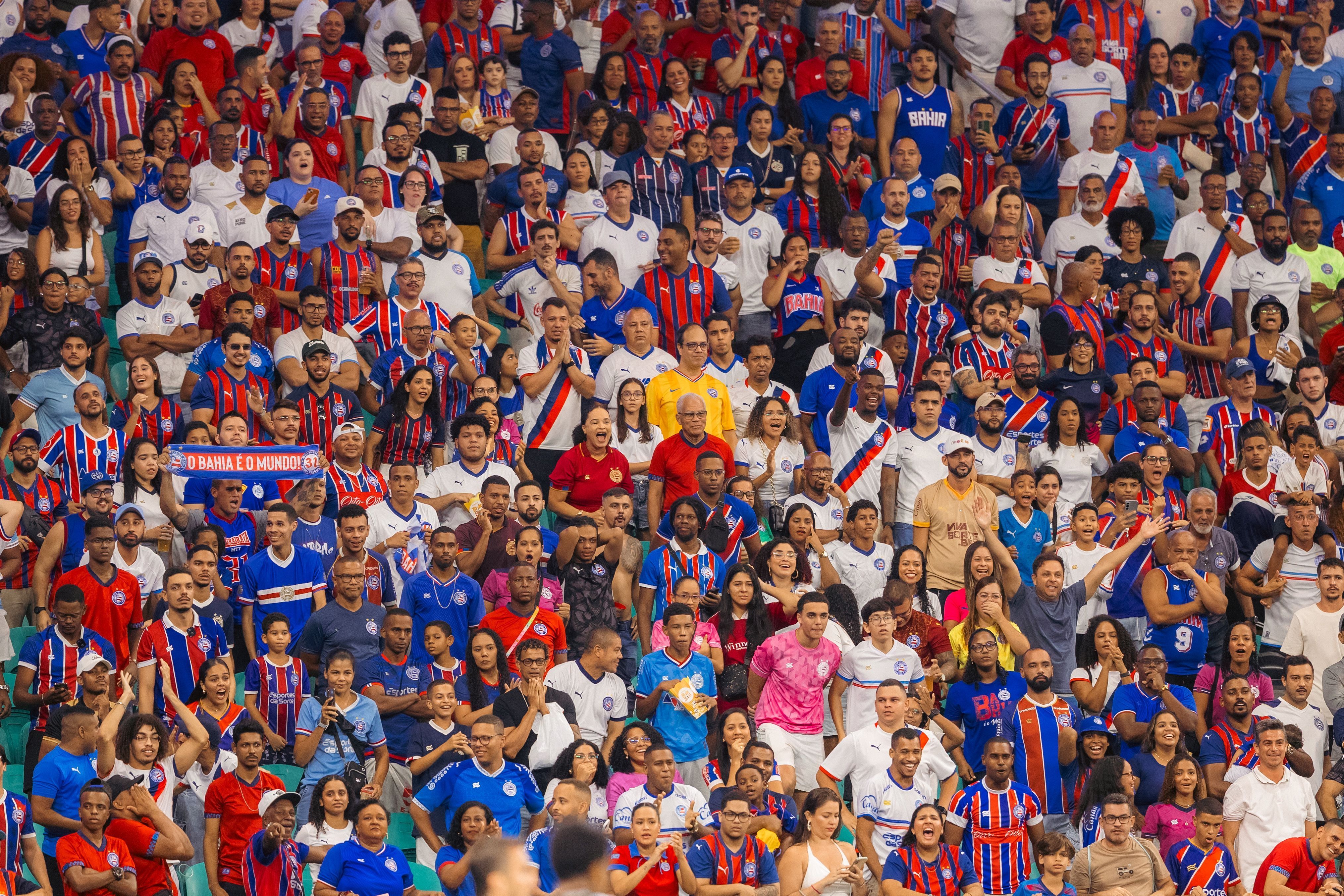 Torcida do Bahia xinga Rogério Ceni e pede saída do treinador