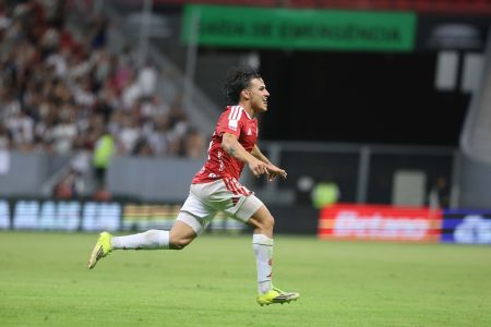 Bernabei comemora gol pelo Internacional