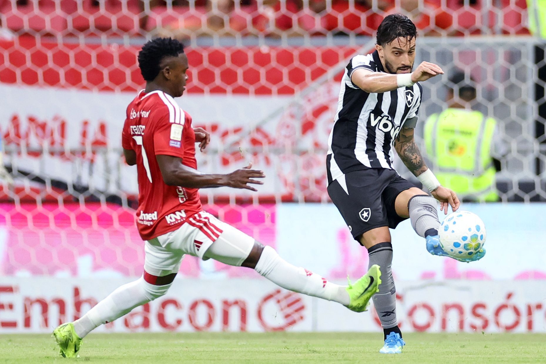 Com segundo tempo insano, Botafogo e Inter empatam pelo Brasileirão