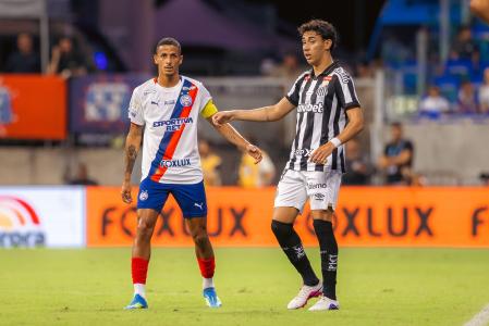 Jogadores de Bahia e Santos durante partida na Arena Fonte Nova