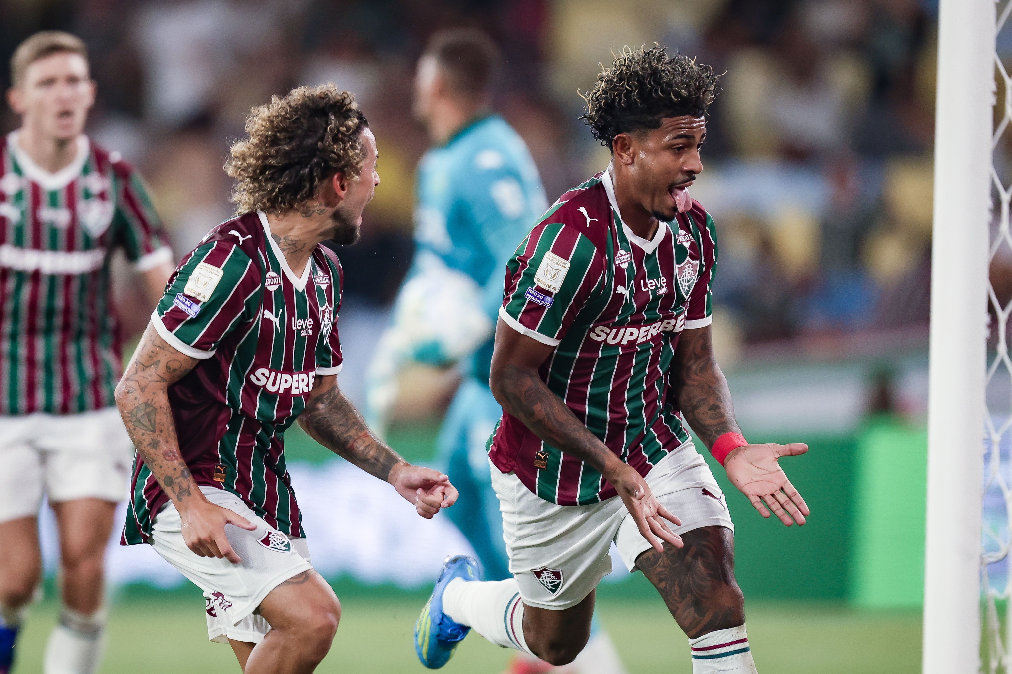 Fluminense supera goleiro, bate Chapecoense e segue na briga pela ponta do Brasileiro