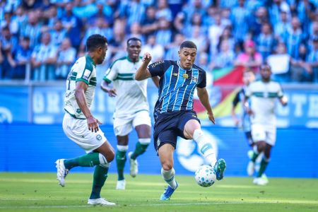 Carlos Vinícius durante jogo contra o Coritiba na Arena do Grêmio