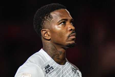 Zagueiro Cacá, do Vitória, durante partida contra o Athletico-PR