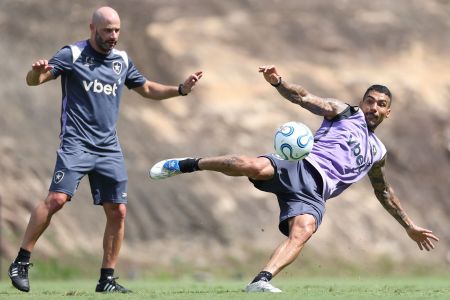 Franclim Carvalho e Allan em atividade do Botafogo
