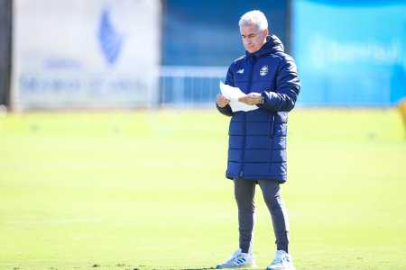 Luís Castro em atividade do Grêmio em Porto Alegre