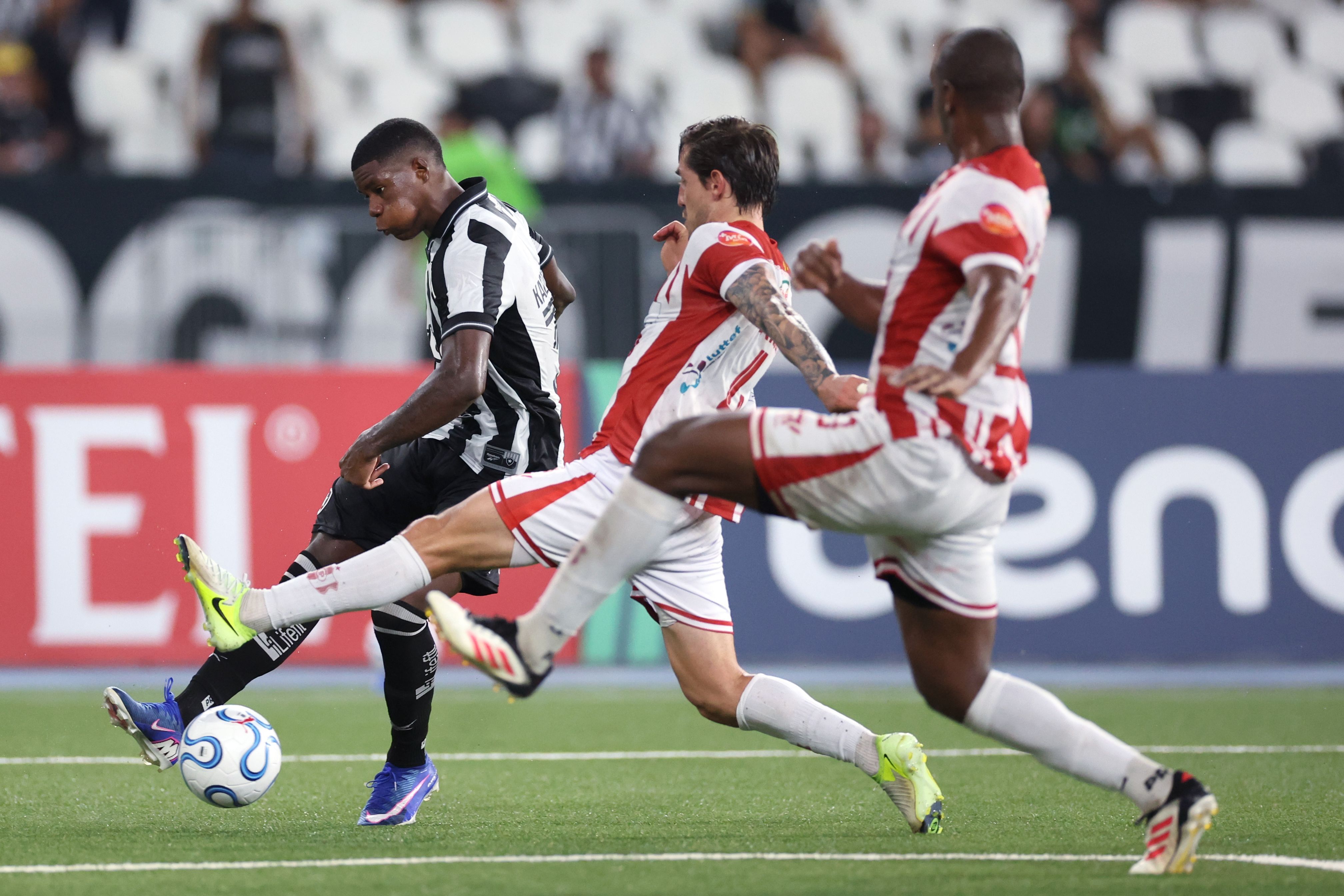 Técnico rival detona gramado do Botafogo: 'Jogo com meus filhos em um carpete igual'