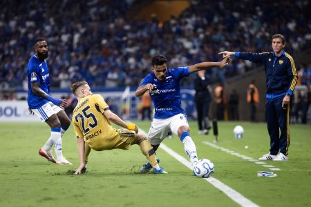 Kaiki Bruno em lance do jogo entre Cruzeiro e Boca Juniors