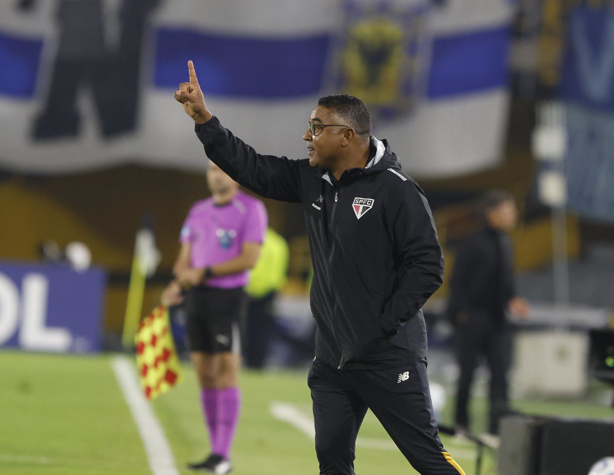 Roger justifica ausência de titulares do São Paulo e mudança de esquema