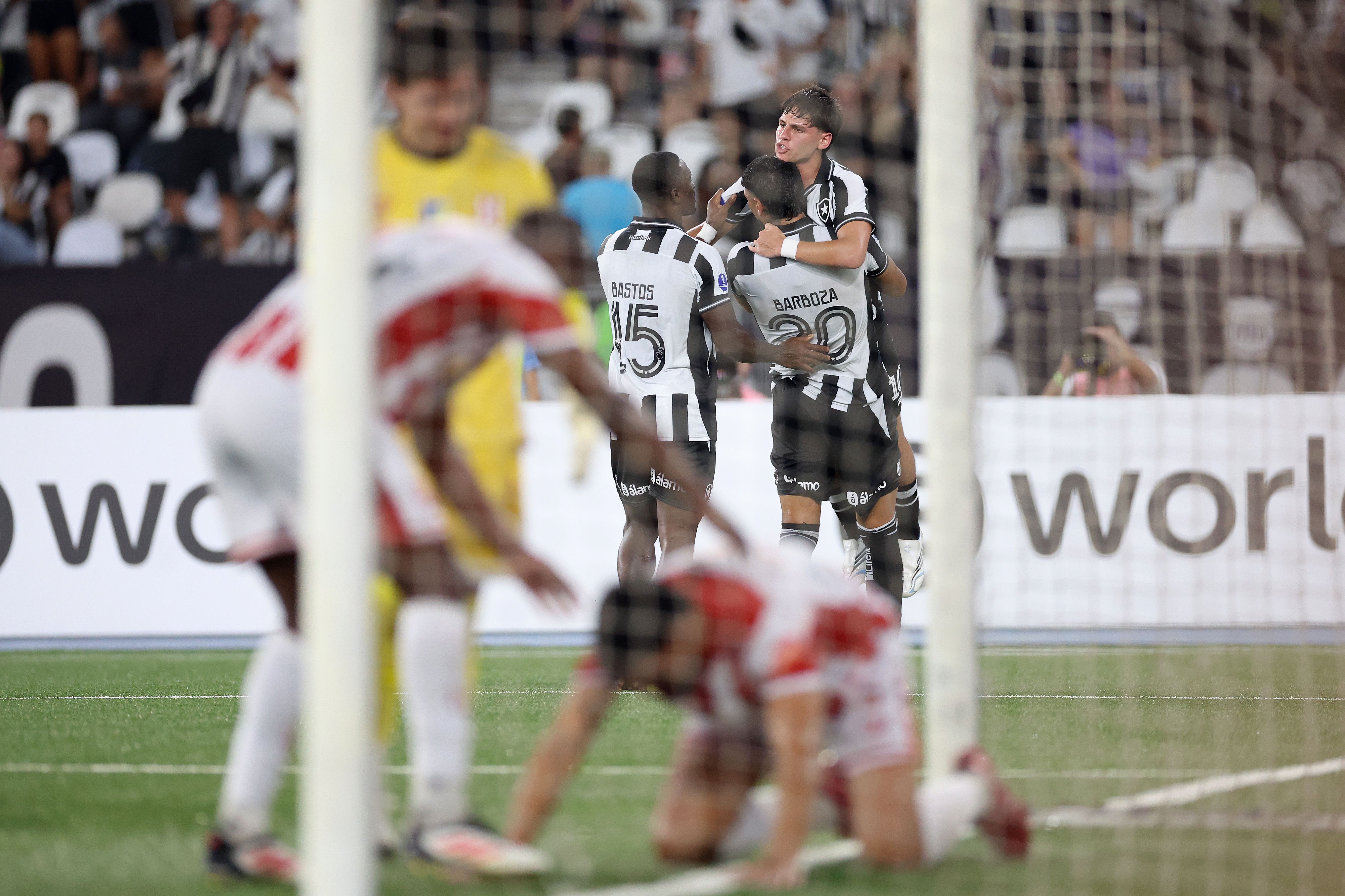 Botafogo goleia o Independiente Petrolero e segue líder do grupo na Sul-Americana