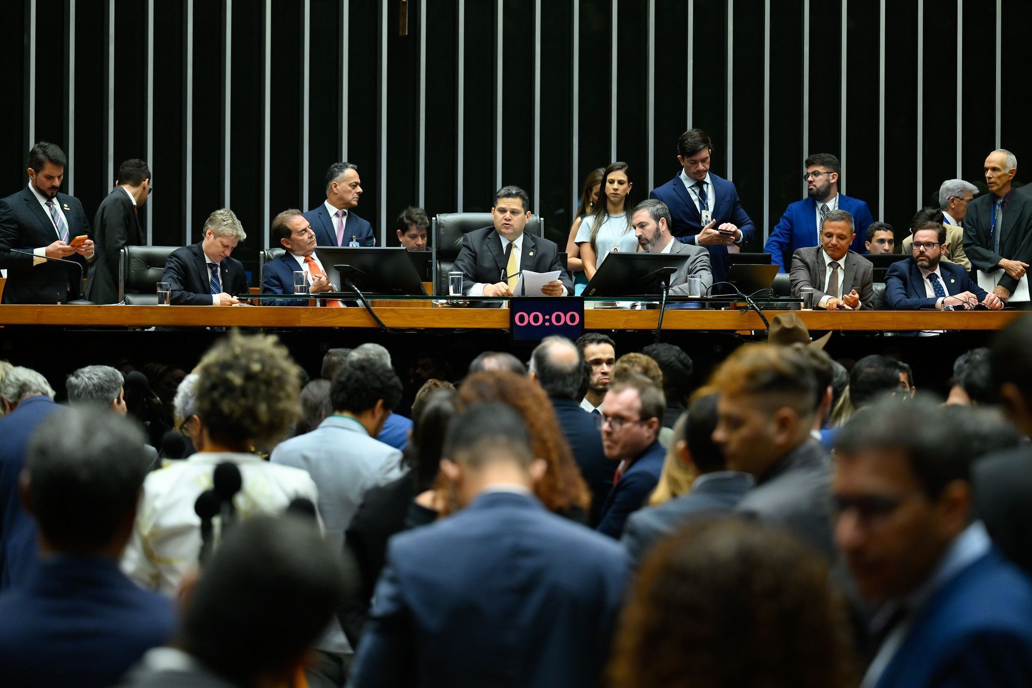 Dosimetria: Congresso impõe nova derrota a Lula e derruba veto à redução de penas do 8/1