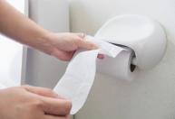 Papel higiênico para frente ou para trás: qual é o jeito certo e recomendado