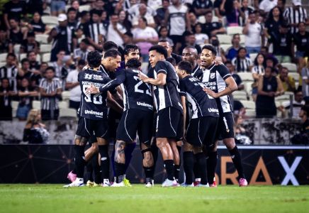 Jogadores do Ceará reunidos antes de jogo pela Série B do Campeonato Brasileiro