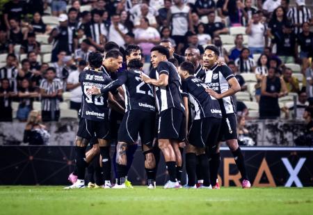 Jogadores do Ceará reunidos antes de jogo pela Série B do Campeonato Brasileiro