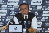 Cuca é direto sobre dois jogadores com futuro incerto no Santos: 'Me sinto culpado'