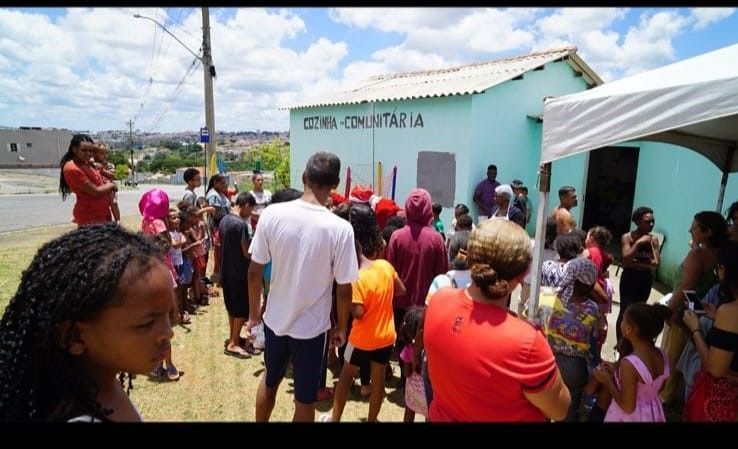 Voluntários oferecem almoço de Páscoa para famílias carentes em Varginha