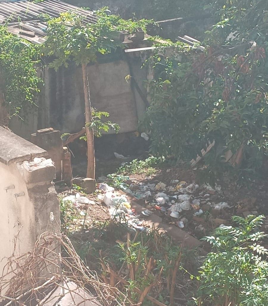 Vizinhos de imóvel em ruínas no Centro de Varginha reclamam da sujeira