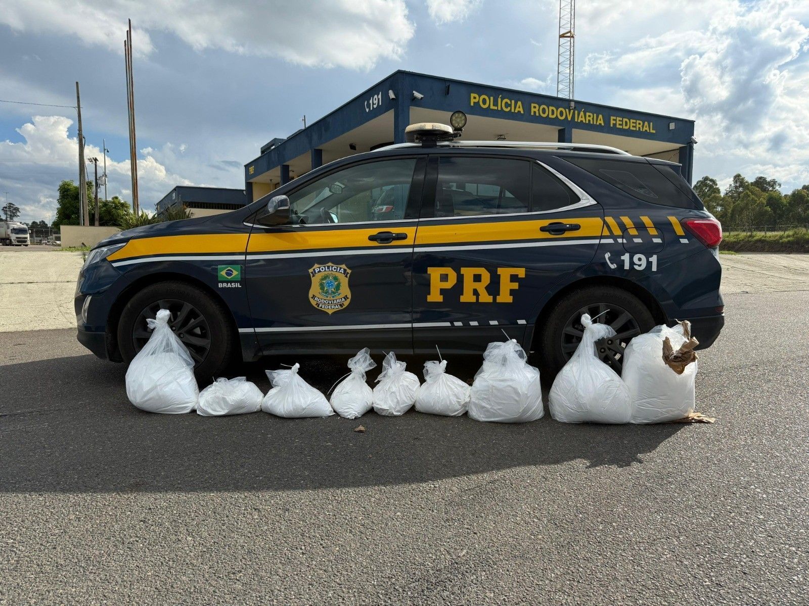 PRF apreende mais de 100kg de cocaína em veículo acidentado