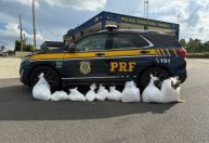 PRF apreende mais de 100kg de cocaína em veículo acidentado