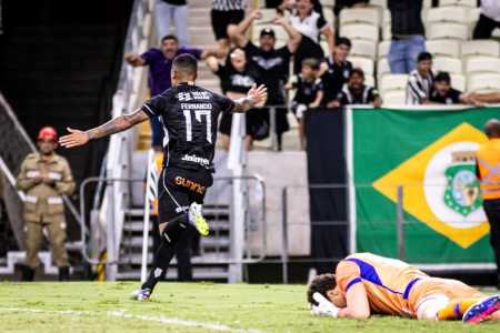Lateral-esquerdo Fernando comemora gol do Ceará sobre o Fortaleza