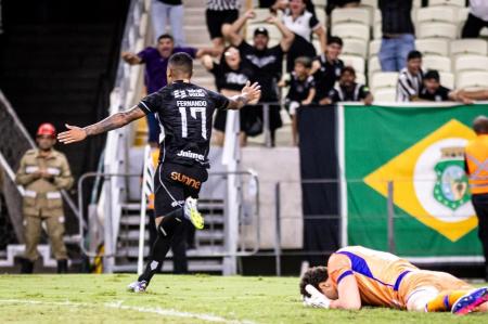 Lateral-esquerdo Fernando comemora gol do Ceará sobre o Fortaleza