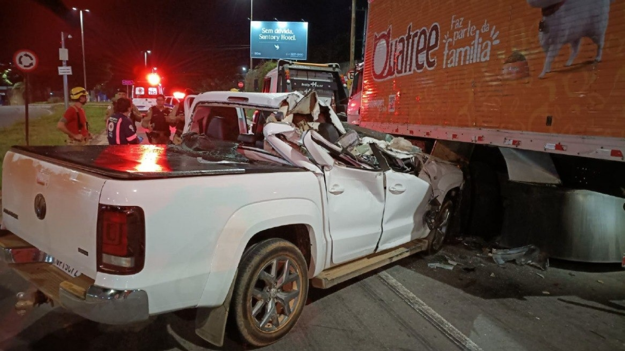 Acidente com caminhonete e caminhão-baú deixa mulher morta em Pará de Minas