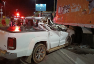 Acidente com caminhonete e caminhão-baú deixa mulher morta em Pará de Minas