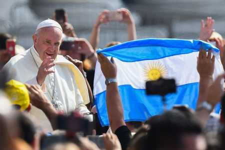 Papa Francisco diante de uma bandeira da Argentina