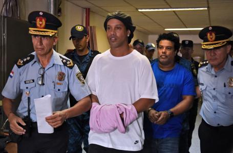 Ronaldinho Gaúcho foi detido em 2020, no Paraguai, por documentação irregular