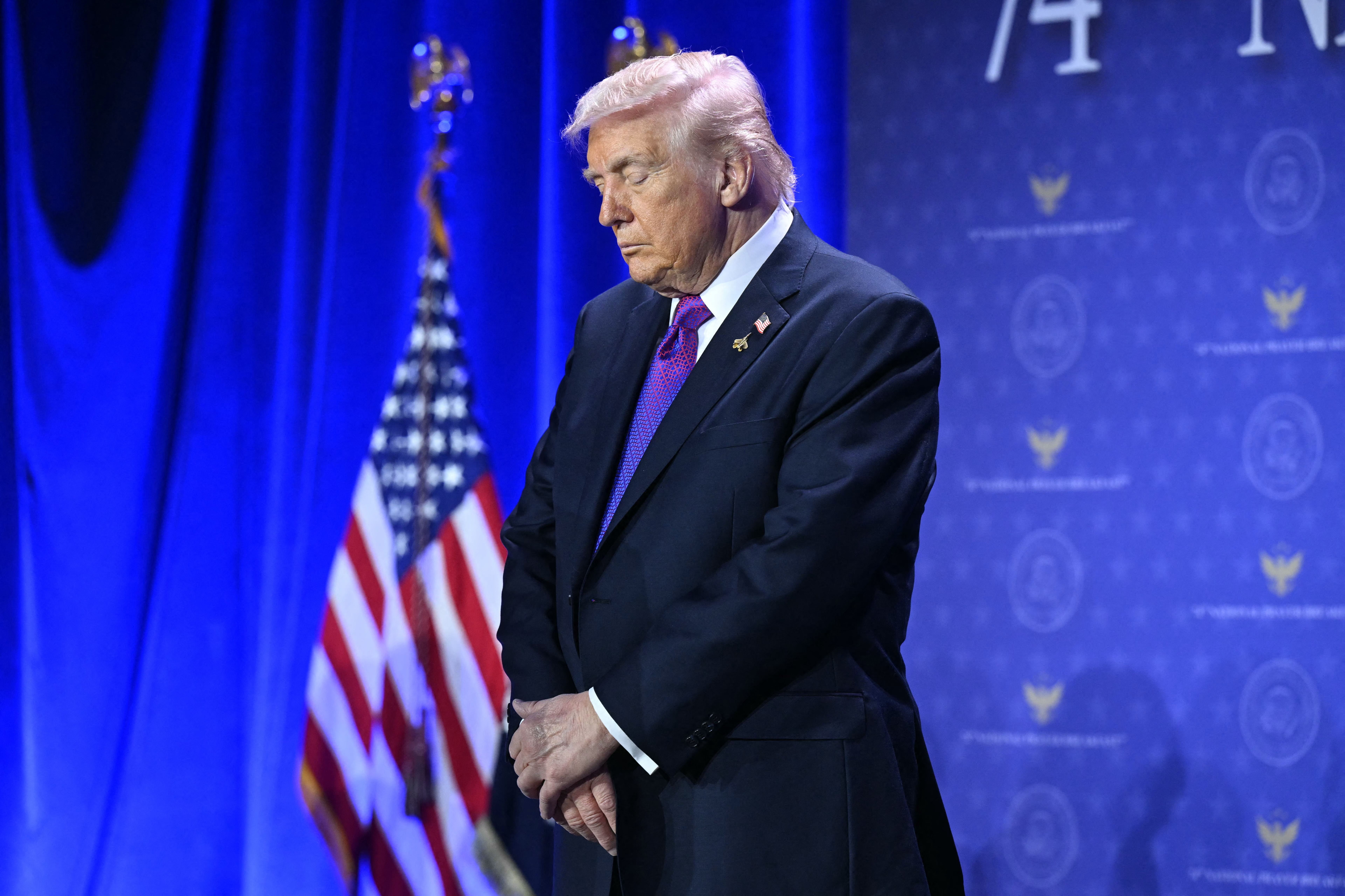 Trump anuncia leitura pública da Bíblia após troca de acusações com o papa