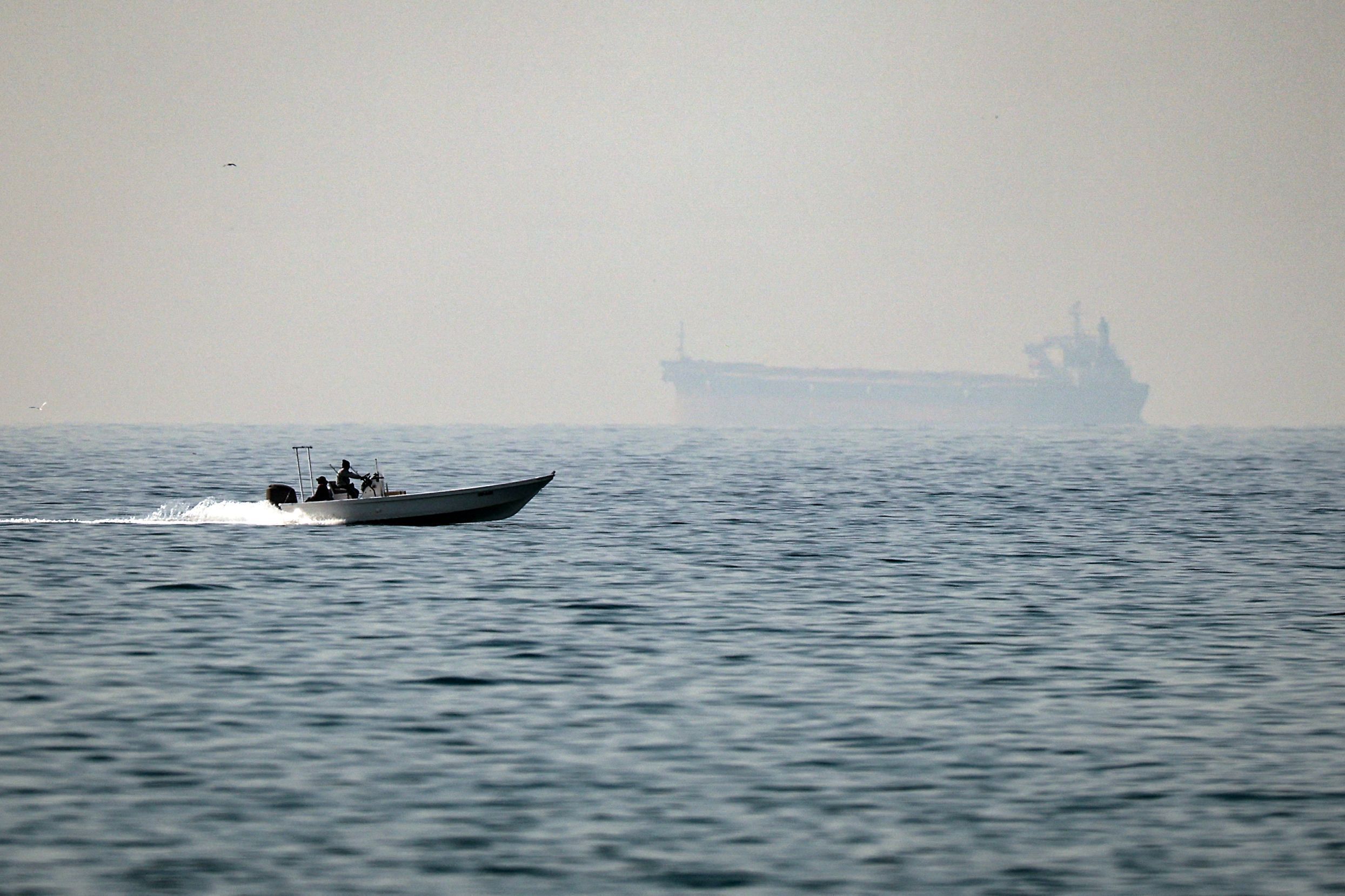 EUA atacam alvos iranianos no Estreito de Ormuz durante cessar-fogo