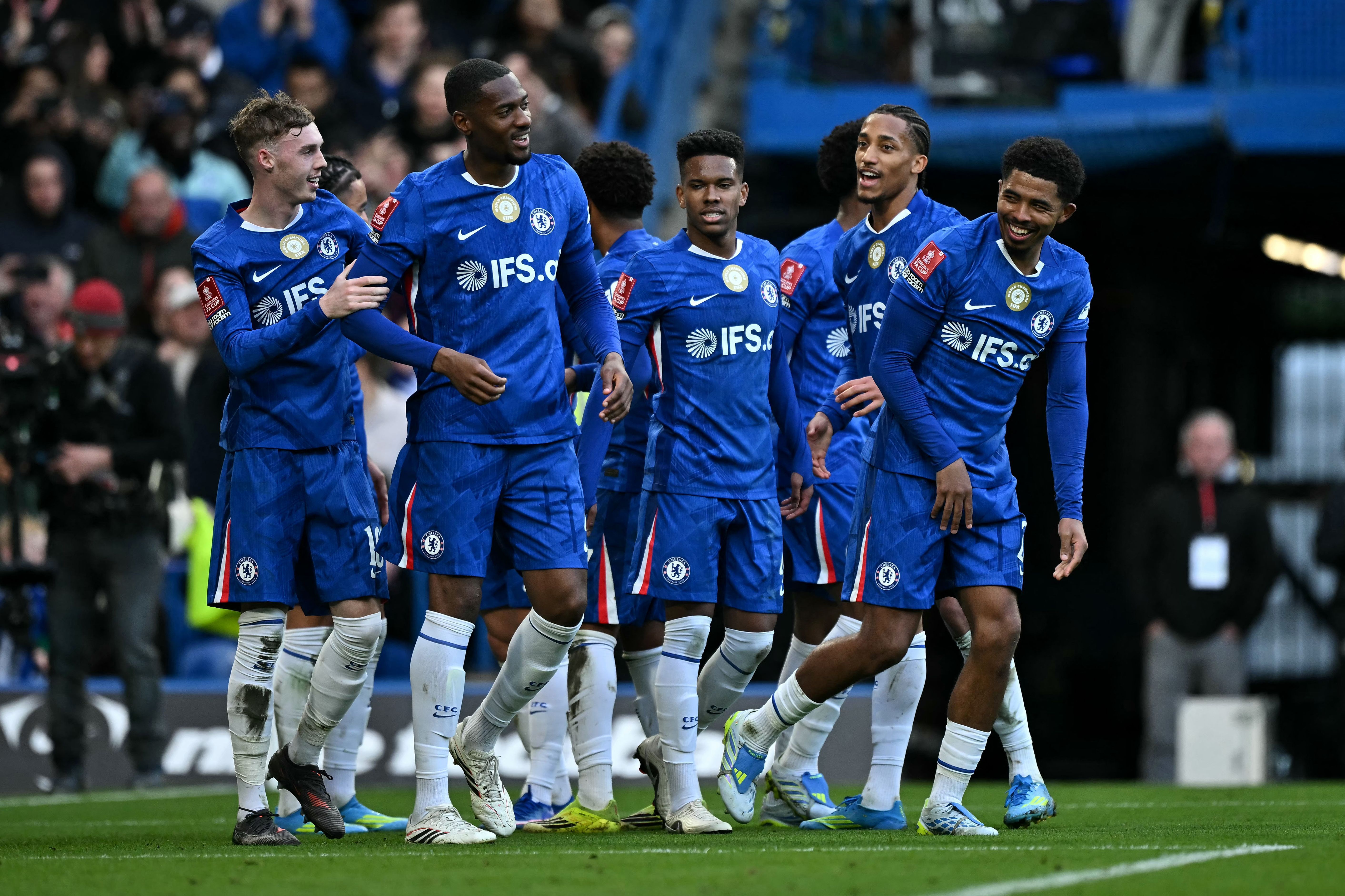 Estêvão e outros brasileiros marcam, Chelsea atropela Port Vale pela Copa da Inglaterra