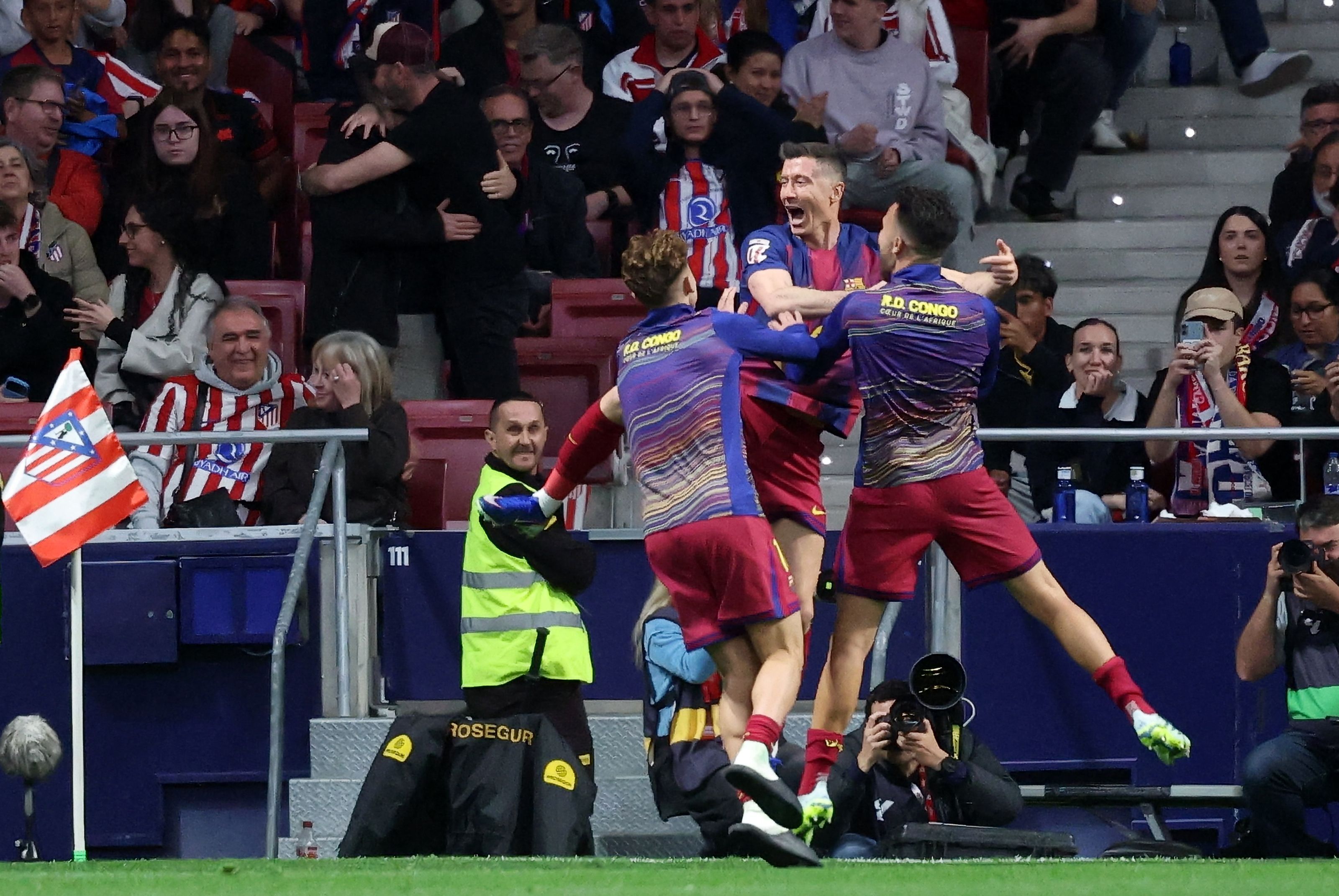 Lewa decide, Barcelona vence Atlético de Madrid e abre larga vantagem no Espanhol