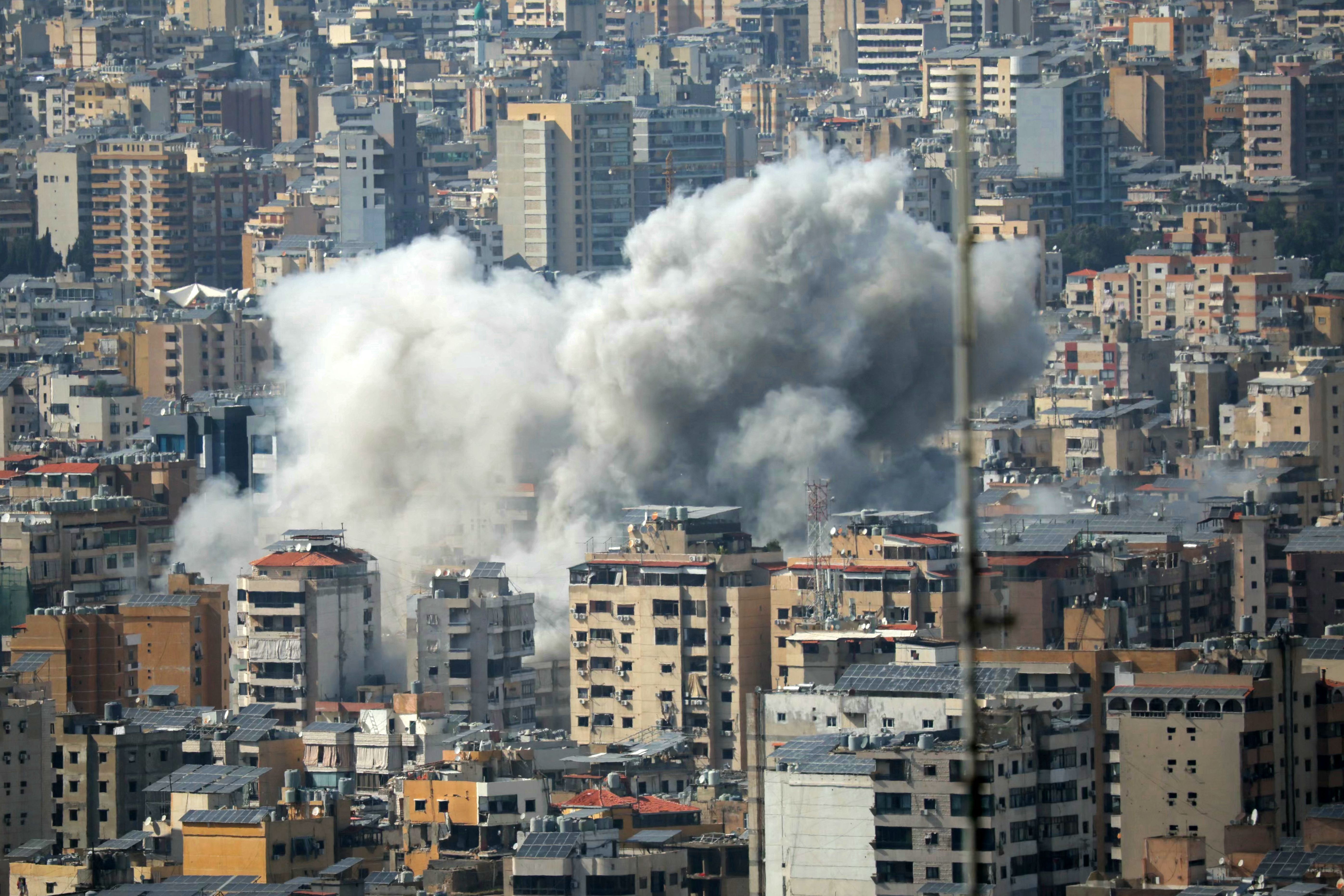 Ataques de Israel ao Líbano matam ao menos 89; Irã reage em Ormuz