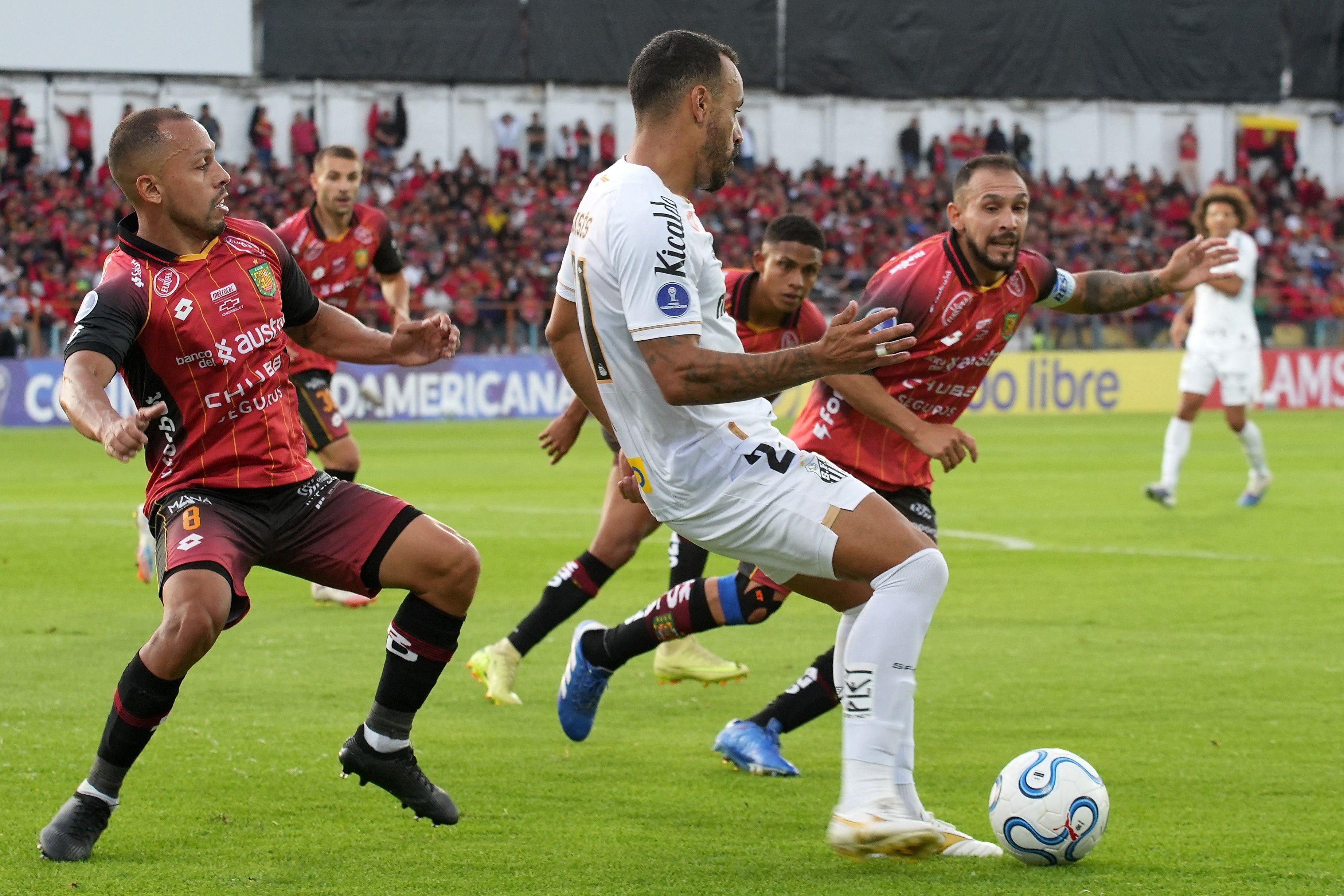 Com gol olímpico, Santos perde para Deportivo Cuenca na estreia da Sula
