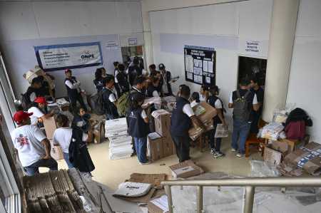 Sala em que se contabilizam votos no Peru é tomada por material eleitora