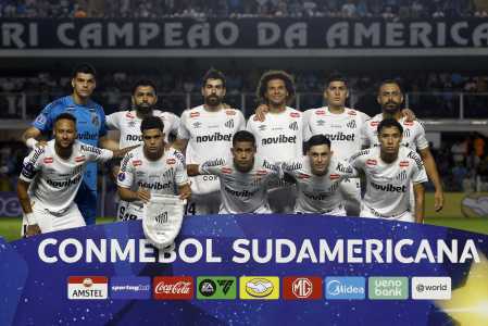 Jogadores do Santos antes de jogo contra o Recoleta, do Paraguai