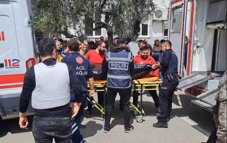 Corpo coberto é retirado por ambulância após ataque em escola na Turquia