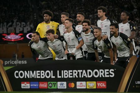 Elenco do Corinthians antes de jogo contra o Santa Fe