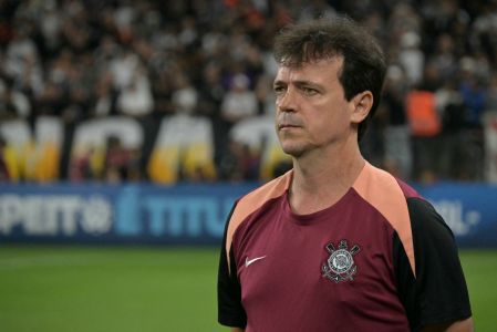 Fernando Diniz à beira do campo em Corinthians x Santa Fe