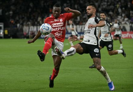 Raniele marcou o primeiro gol do Corinthians contra o Santa Fe nesta quarta-feira (15)