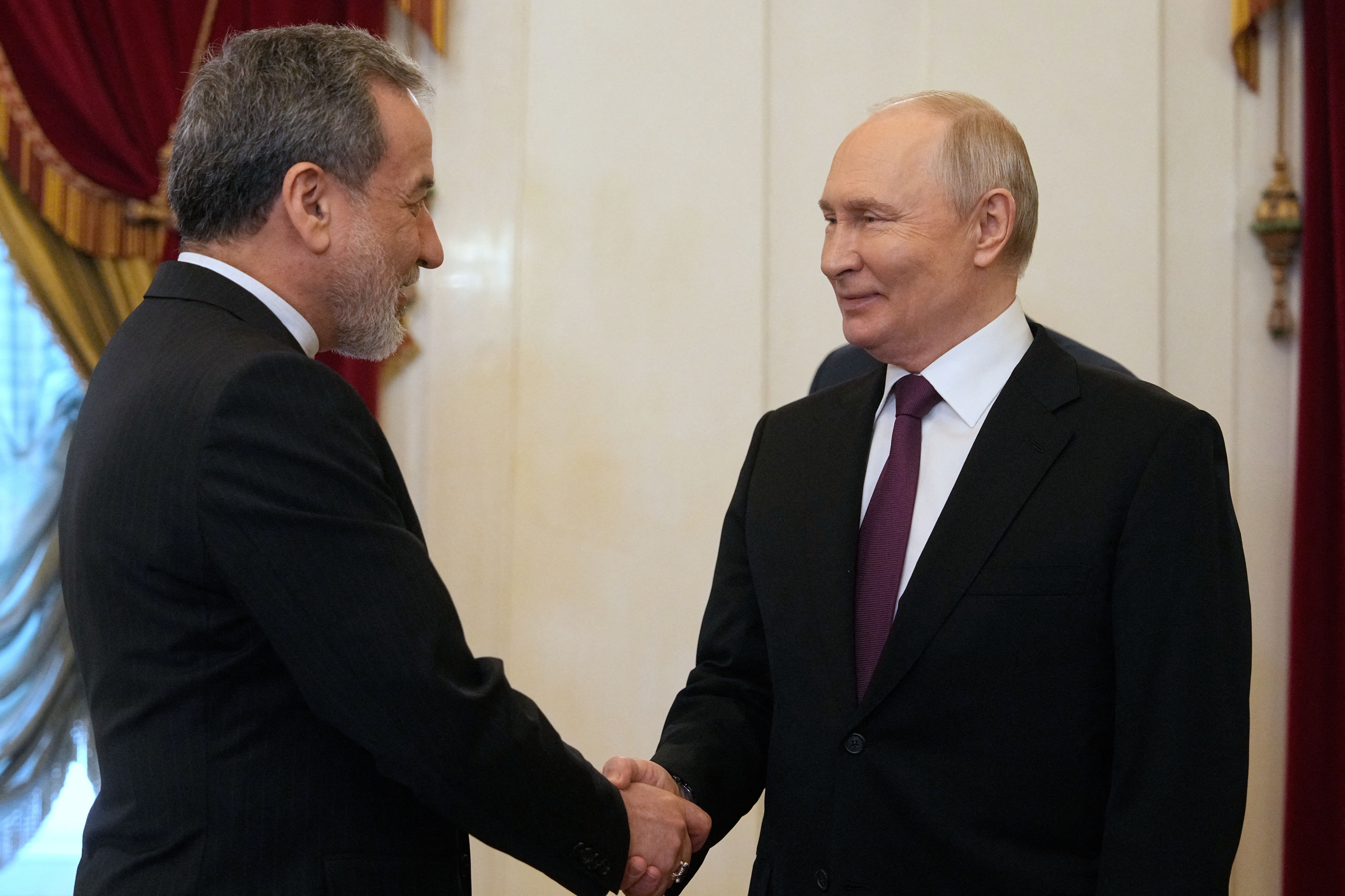 Putin se reúne com chanceler iraniano e aponta apoio ao país na guerra