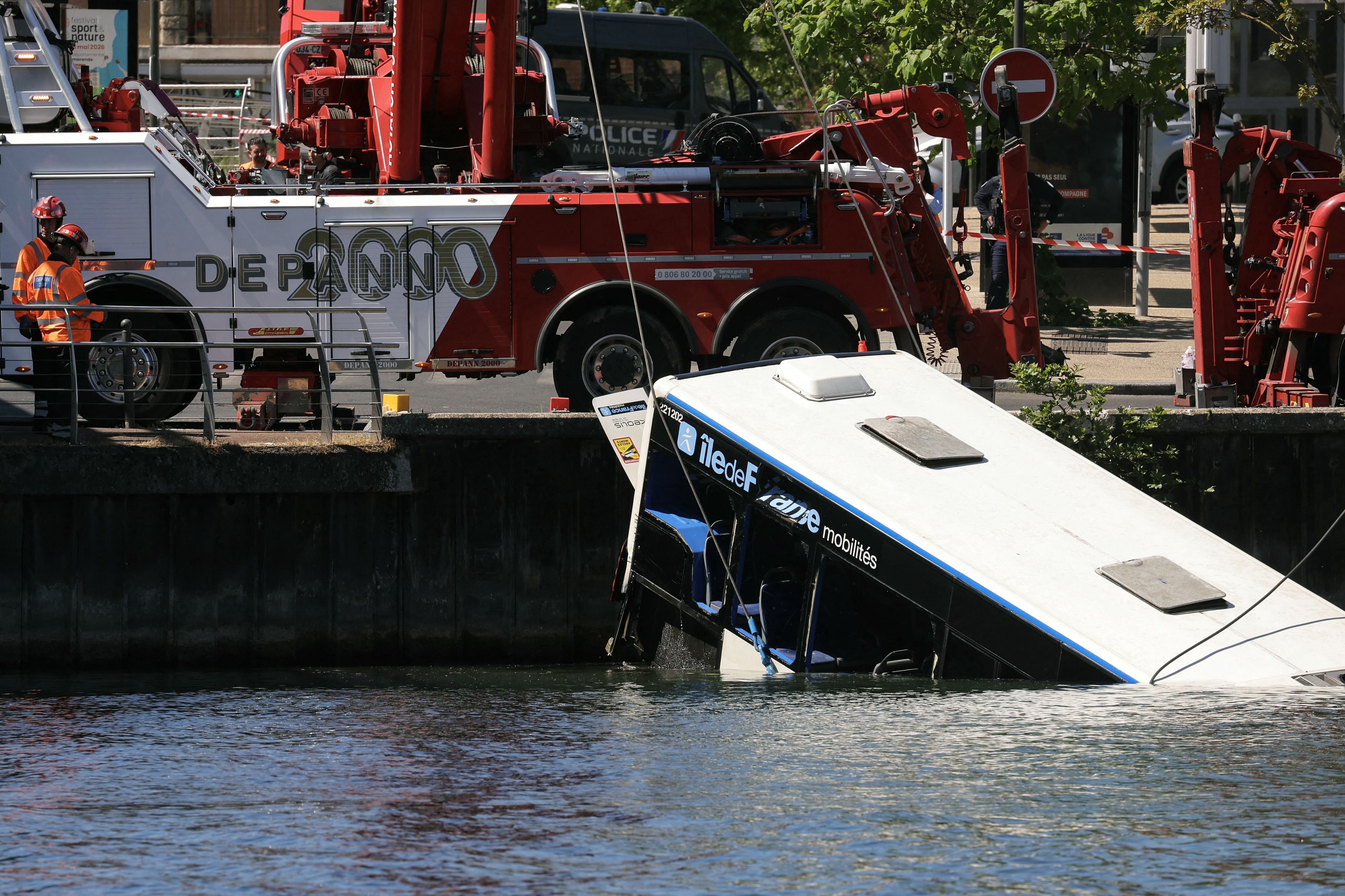 Motorista em treinamento perde controle e ônibus cai no Rio Sena, na França