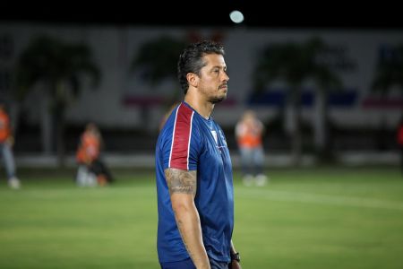 Técnico Thiago Carpini durante jogo entre América-RN e Fortaleza