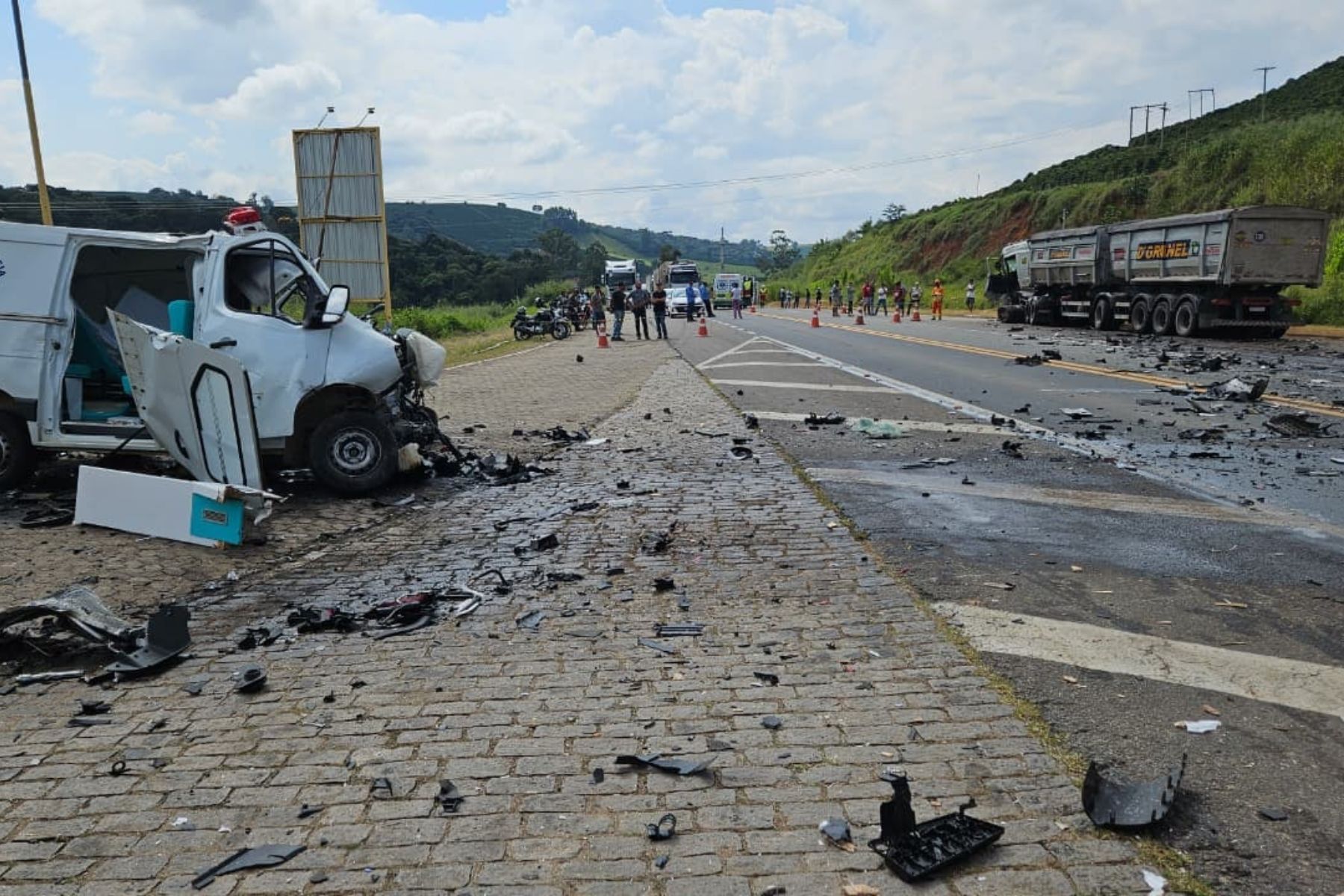Motorista morre em acidente entre ambulância e carreta na BR-116