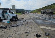 Motorista morre em acidente entre ambulância e carreta na BR-116