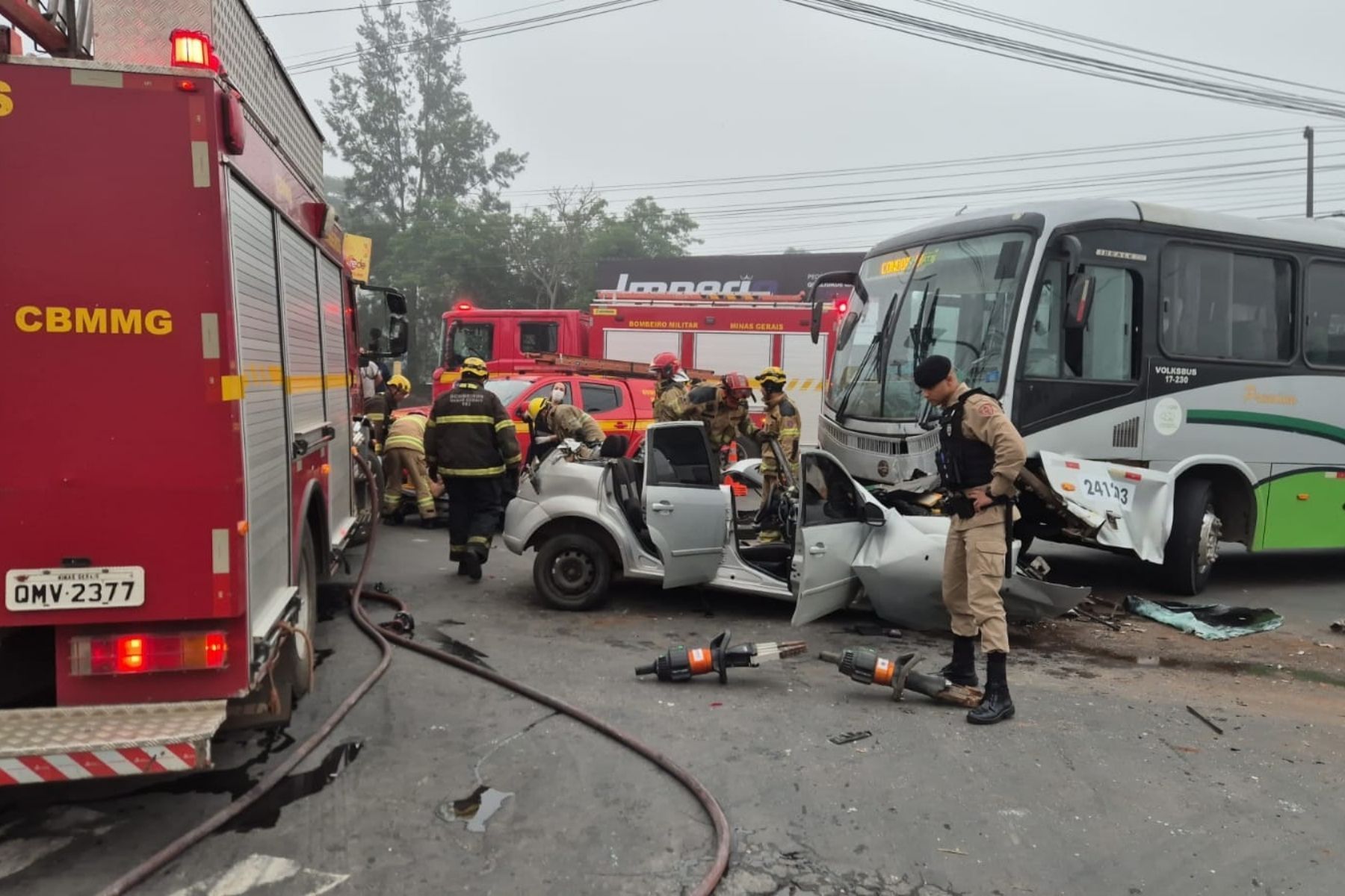Jovem fica ferido em acidente entre carro e ônibus em Juiz de Fora